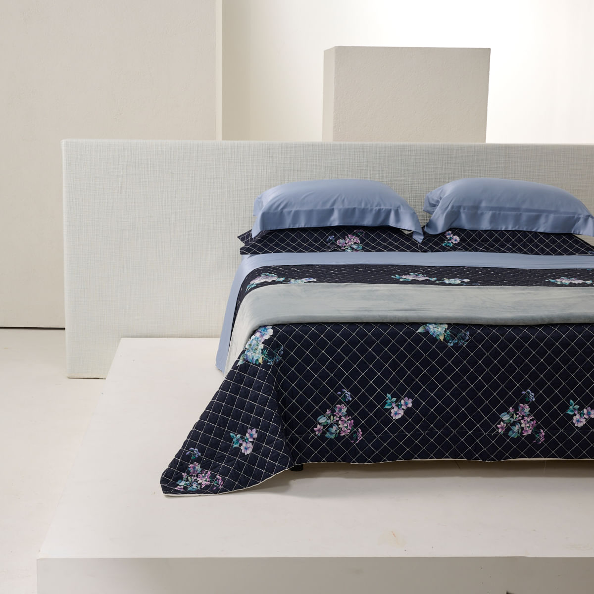 10 01 0384 Colcha Bambu Bouquet Marinho Lilas 001